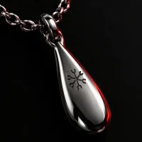 Afterglow Drop Chain, close-up af den graverede glyf