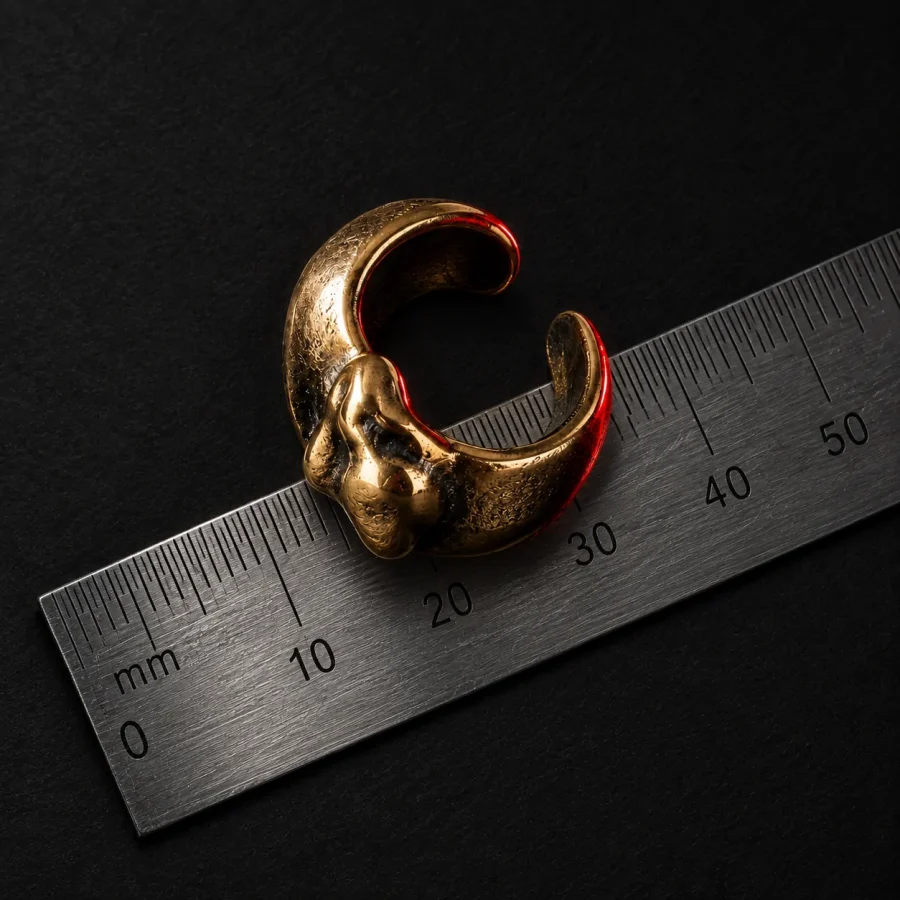 Brass Nugget Cuff, vy från sidan med linjal för skala