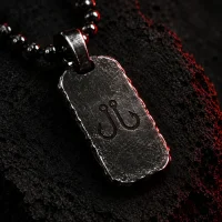 Cinder Ball Chain, close-up af den graverede glyf