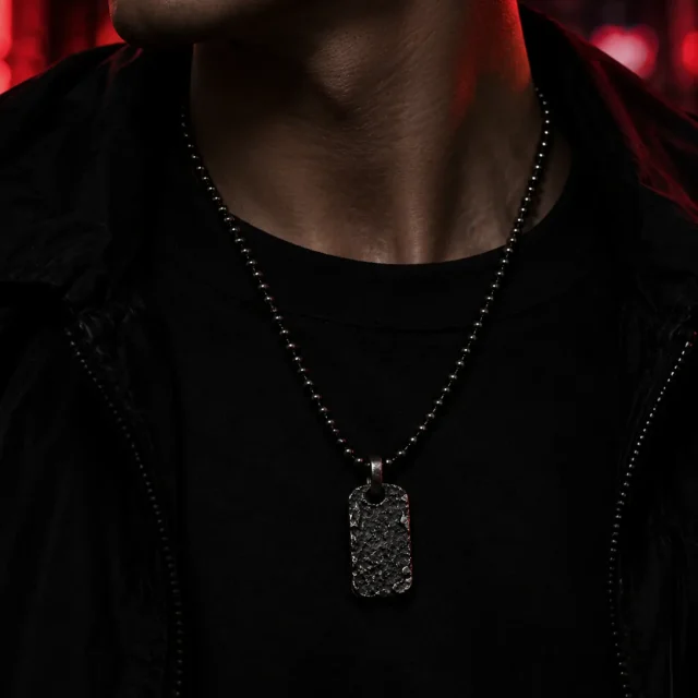Cinder Ball Chain gedragen om de nek