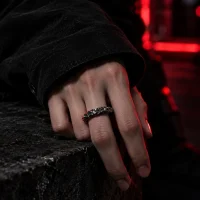 Cinder Stacker am Zeigefinger getragen
