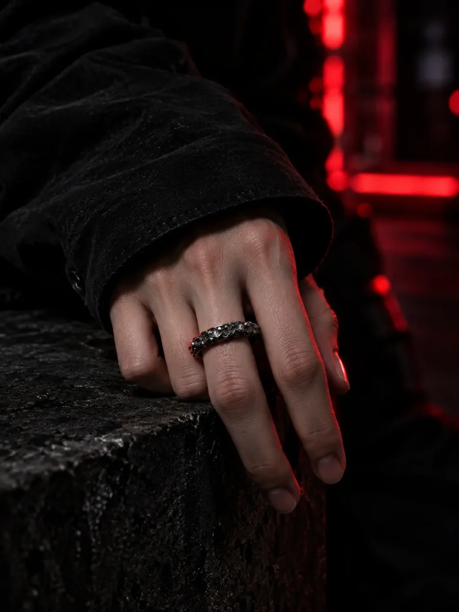 Cinder Stacker am Zeigefinger getragen