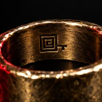 Crucible Band, närbild på den graverade glyfen