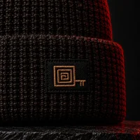 Crucible Beanie, close-up af glyffen og stoffet