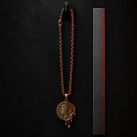 Crucible Coin Chain, Seitenansicht mit Lineal zur Größenangabe