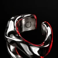 Double Wave Cuff, close-up af den graverede glyf