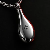 Drip Pendant Chain, gros plan sur le glyphe gravé