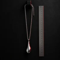 Drip Pendant Chain, vue de profil avec règle pour l'échelle