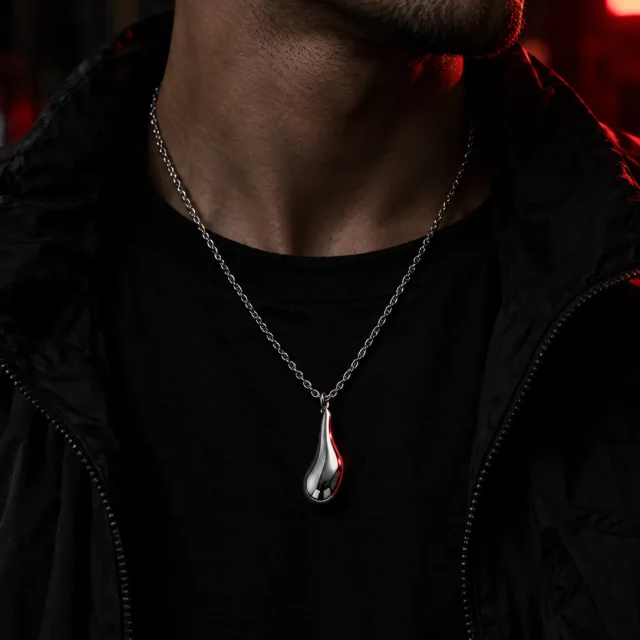 Drip Pendant Chain gedragen om de nek