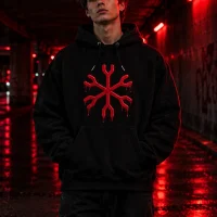Fork Star Hoodie bliver båret