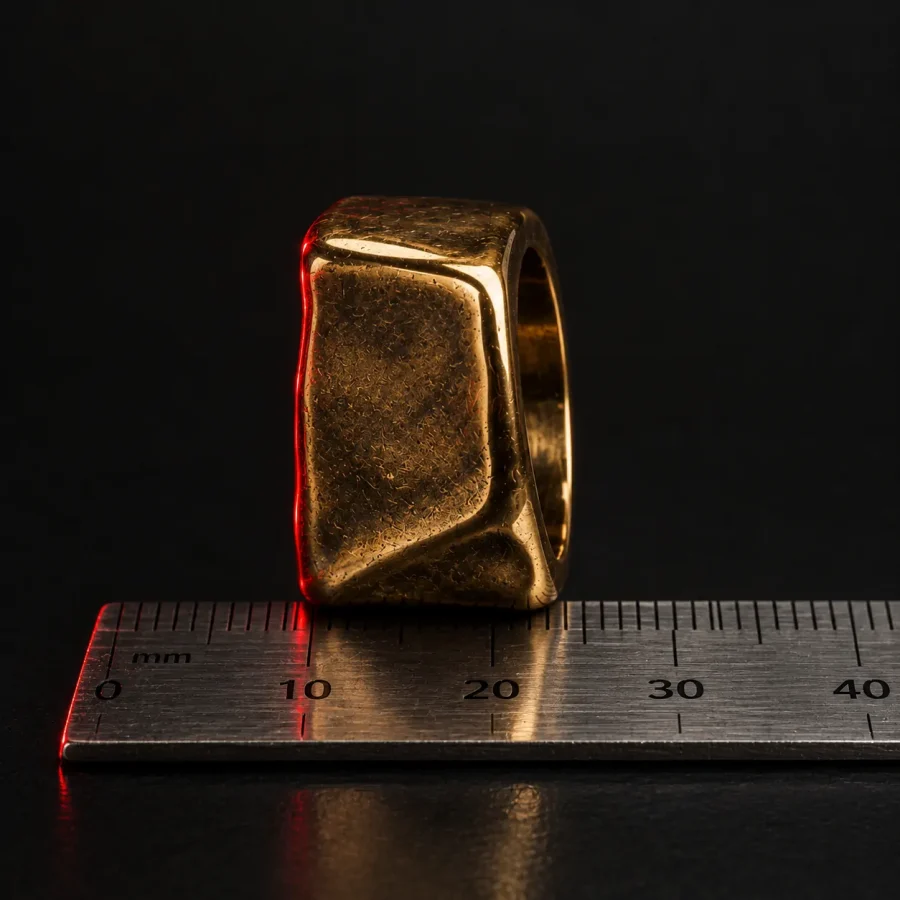Ingot Signet, Seitenansicht mit Lineal zur Größenangabe
