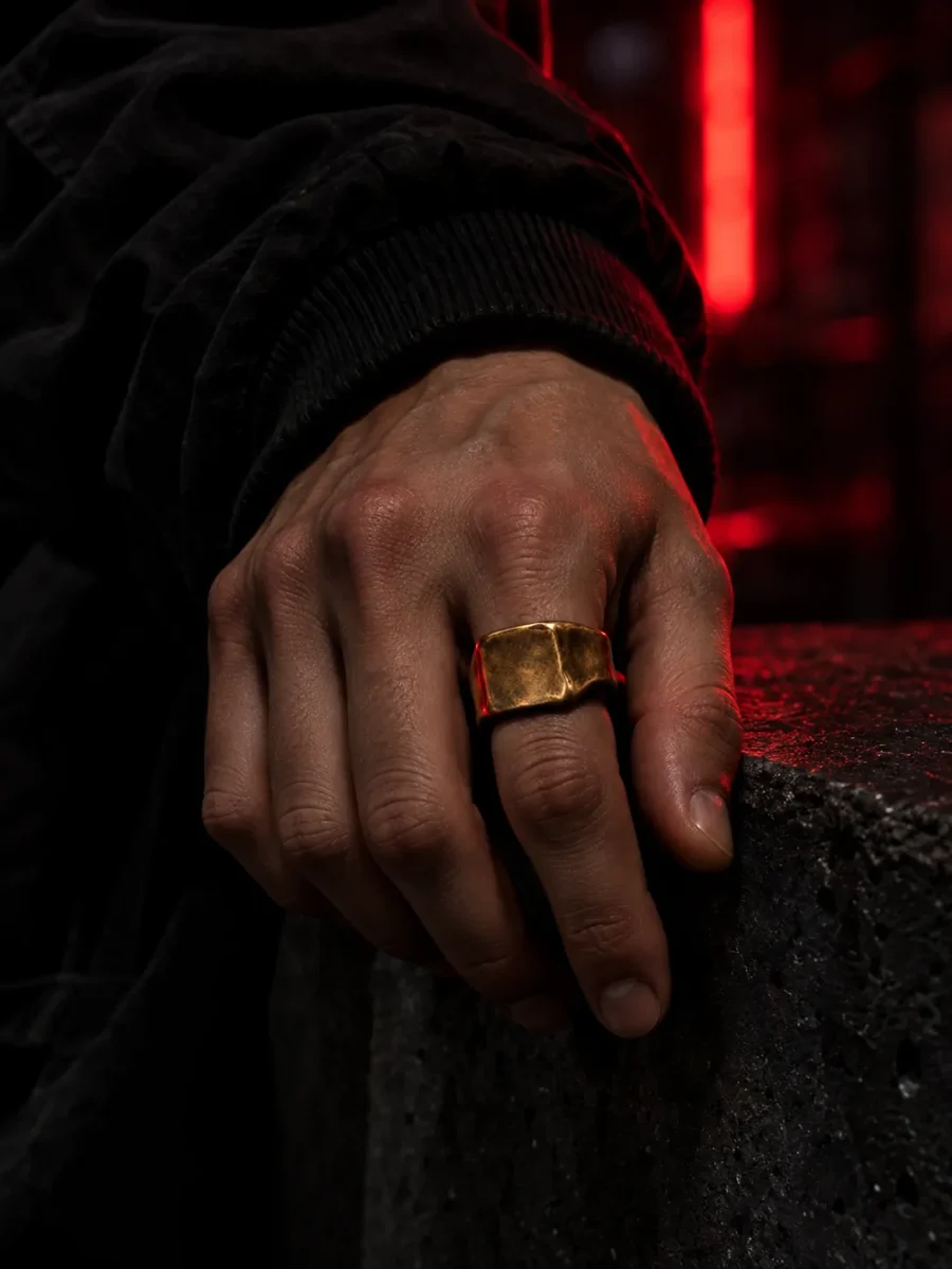 Ingot Signet am Zeigefinger getragen