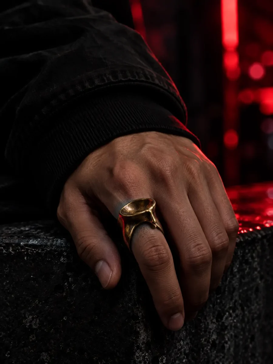 Ladle Ring am Zeigefinger getragen