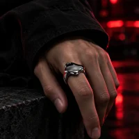Pool Ring am Zeigefinger getragen