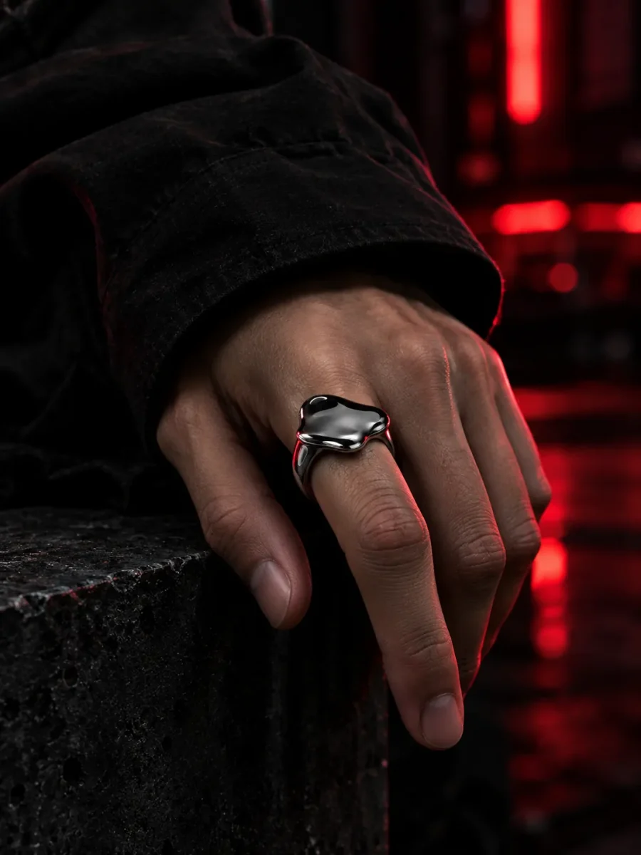 Pool Ring am Zeigefinger getragen