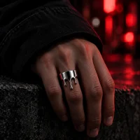 Pour Band am Zeigefinger getragen