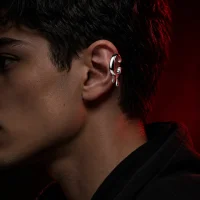 Pour Cuff porté sur le bord de l'oreille