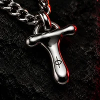 Pour Curb Chain, close-up of the engraved glyph