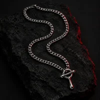 Pour Curb Chain, studio photo