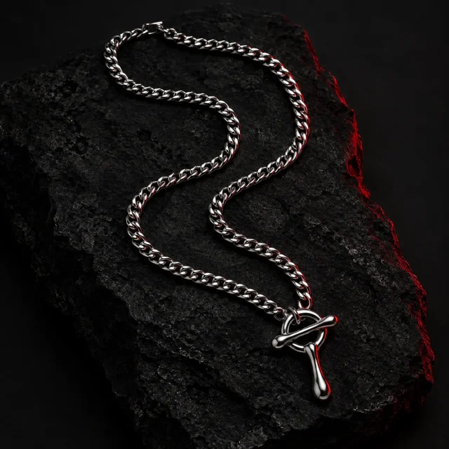 Pour Curb Chain, studio photo