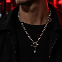 Pour Curb Chain worn around the neck