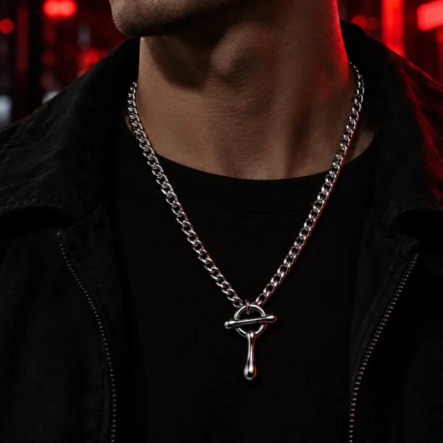 Pour Curb Chain worn around the neck