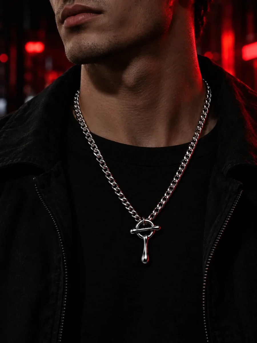 Pour Curb Chain worn around the neck
