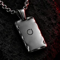 Quench Tag Chain, close-up af den graverede glyf