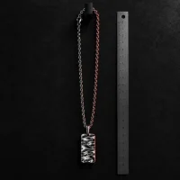 Quench Tag Chain, sidevinkel med lineal som skala