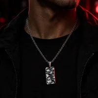 Quench Tag Chain båret om halsen