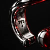 Red Bead Cuff, Nahaufnahme der gravierten Glyphe
