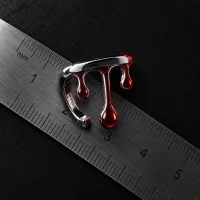 Red Bead Cuff, Seitenansicht mit Lineal zur Größenangabe
