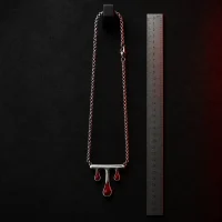 Red Drop Pendant, vy från sidan med linjal för skala
