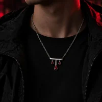 Red Drop Pendant runt halsen