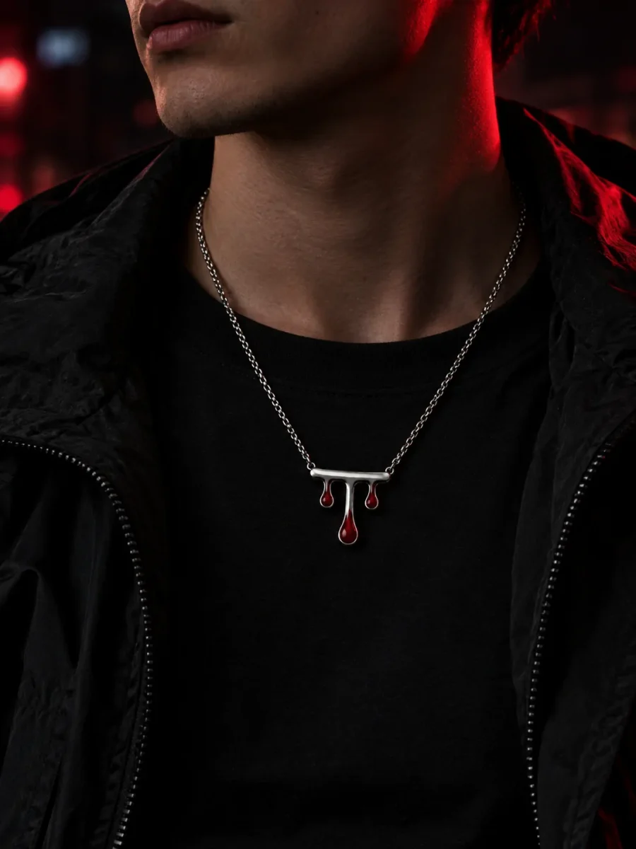 Red Drop Pendant gedragen om de nek