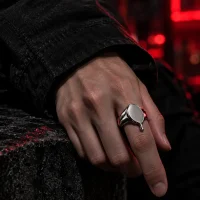 Seep Signet am Zeigefinger getragen