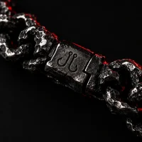 Slag Link Chain, close-up of the engraved glyph
