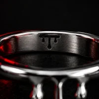 Tear Stacker, close-up af den graverede glyf